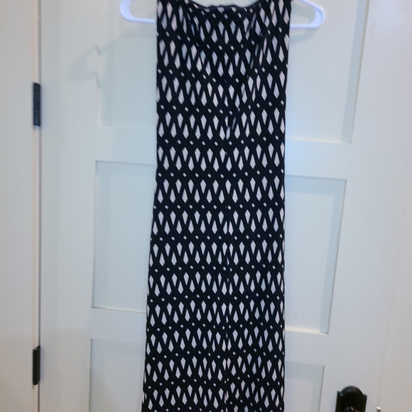 Black dress with pattern and cute front bow detail - Picture 4 of 4